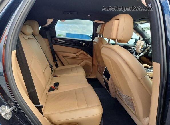 WP1AA2AY2LDA01809 2020 PORSCHE CAYENNE Black Widok wnętrza z tyłu