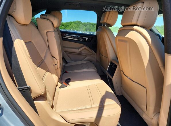 WP1AA2AY2MDA00869 2021 PORSCHE CAYENNE Серебряный Вид задней части салона