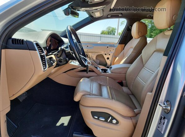 WP1AA2AY2MDA00869 2021 PORSCHE CAYENNE Серебряный Вид салона спереди
