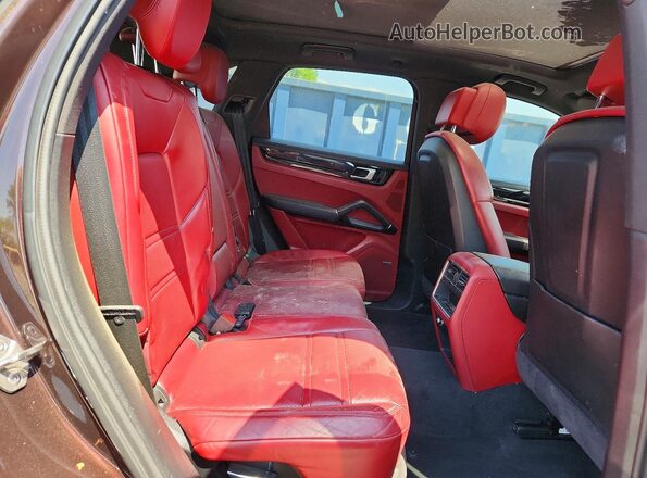 WP1AA2AY4KDA04368 2019 PORSCHE CAYENNE Brown Widok wnętrza z tyłu