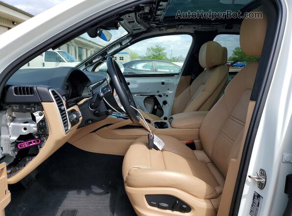 WP1AA2AY4PDA10498 2023 PORSCHE CAYENNE White Widok wnętrza z przodu