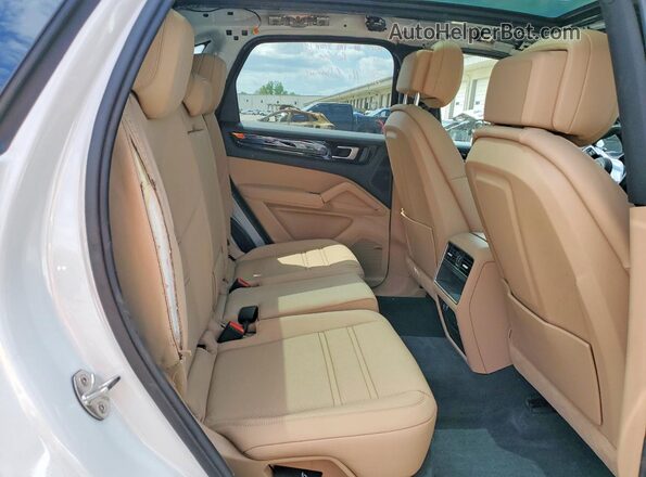 WP1AA2AY4PDA10498 2023 PORSCHE CAYENNE White Widok wnętrza z tyłu