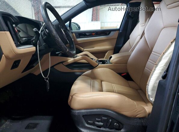 WP1BA2AY8RDA55578 2024 PORSCHE CAYENNE Blue Widok wnętrza z przodu