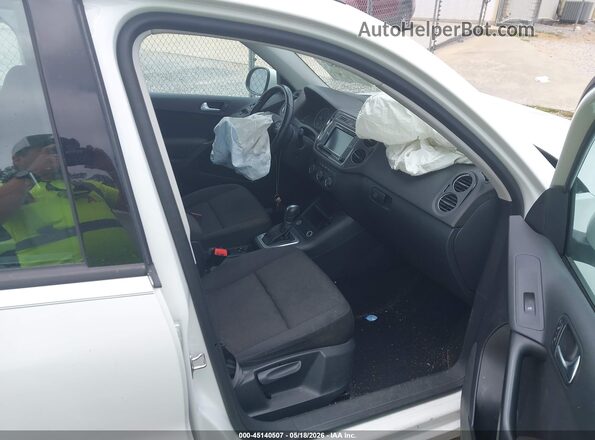WVGAV7AX1HK044997 2017 VOLKSWAGEN TIGUAN Белый Вид салона спереди