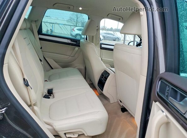 WVGEF7BP2HD006874 2017 VOLKSWAGEN TOUAREG Коричневый Вид задней части салона