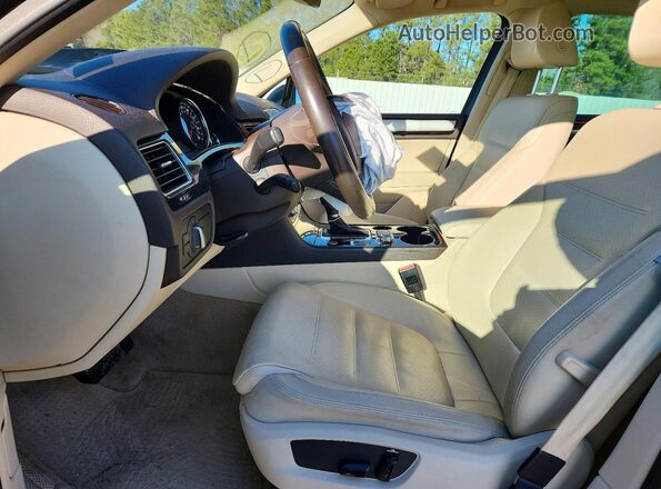 WVGEF7BP2HD006874 2017 VOLKSWAGEN TOUAREG Коричневый Вид салона спереди