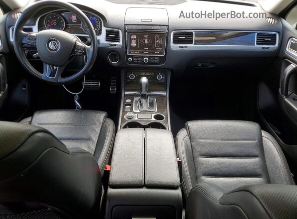 WVGGF7BP0HD006204 2017 VOLKSWAGEN TOUAREG Красный Вид панели приборов