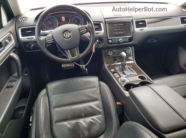 WVGGF7BPXHD006758 2017 VOLKSWAGEN TOUAREG White Widok deski rozdzielczej