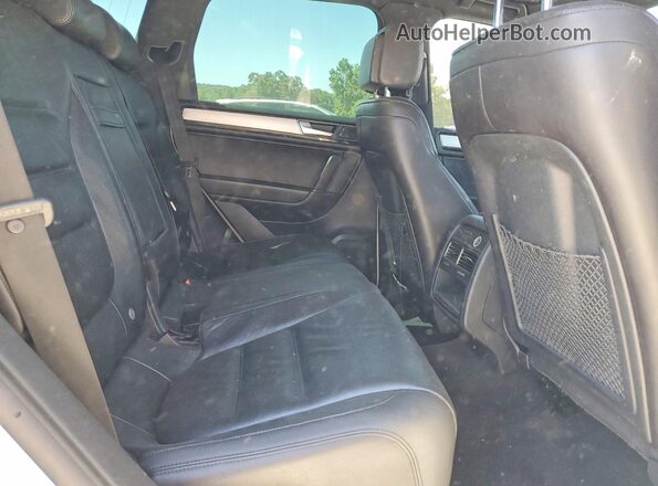WVGRF7BP5HD006885 2017 VOLKSWAGEN TOUAREG Белый Вид задней части салона