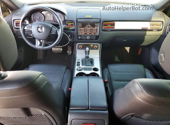 WVGRF7BP7HD004488 2017 VOLKSWAGEN TOUAREG Silver Widok deski rozdzielczej
