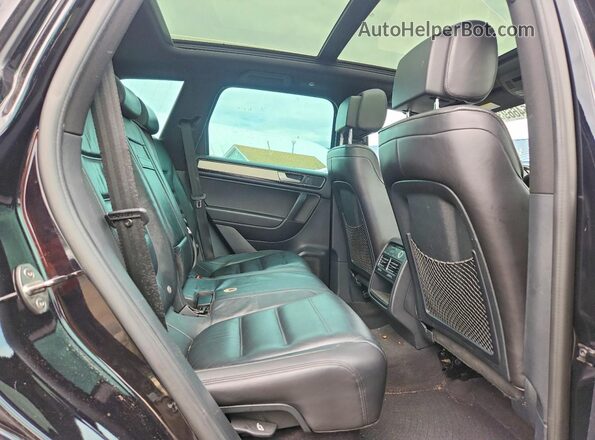WVGRF7BP9HD000586 2017 VOLKSWAGEN TOUAREG Черный Вид задней части салона