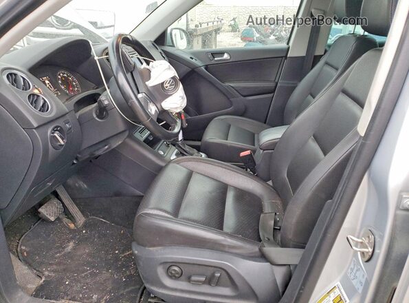 WVGSV7AX8HK011127 2017 VOLKSWAGEN TIGUAN Серебряный Вид салона спереди