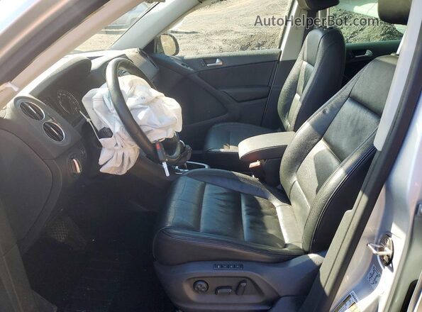 WVGUV7AX2HW509633 2017 VOLKSWAGEN TIGUAN Silver Widok wnętrza z przodu