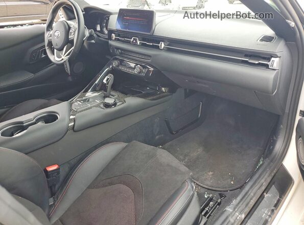 WZ1DB0G09TW074330 2026 TOYOTA GR White Vista del salpicadero