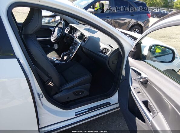 YV126MFJXG2391908 2016 VOLVO S60 White Widok wnętrza z przodu