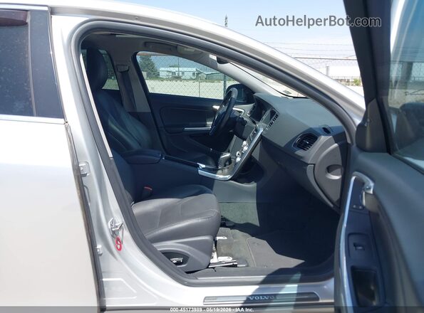 YV126MFK8G2393908 2016 VOLVO S60 Серебряный Вид салона спереди