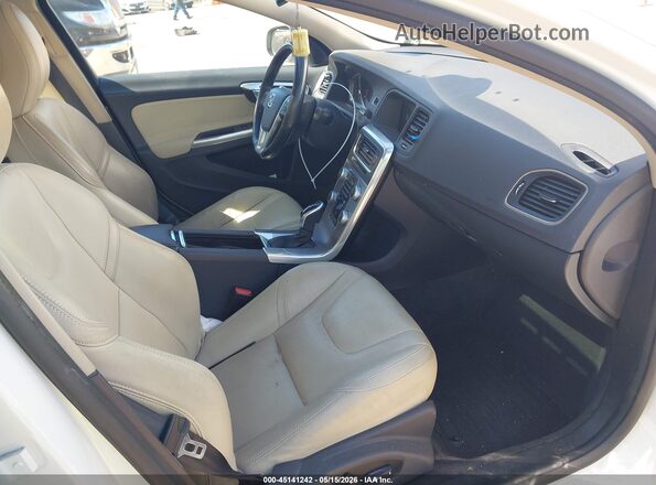 YV126MFL8J2454240 2018 VOLVO S60 Белый Вид салона спереди