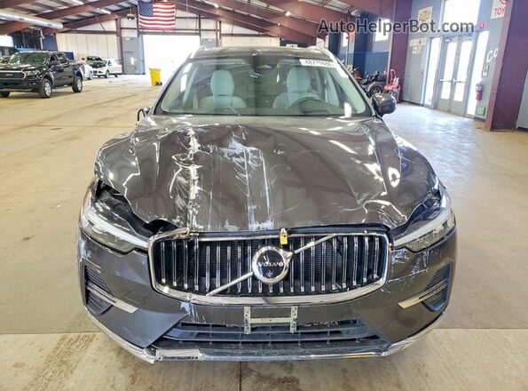 YV4062RL9N1900997 2022 VOLVO XC60 Brown Widok z przodu