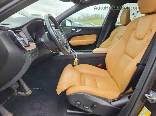 YV4102RL0L1571769 2020 VOLVO XC60 Gray Vista interior delantera