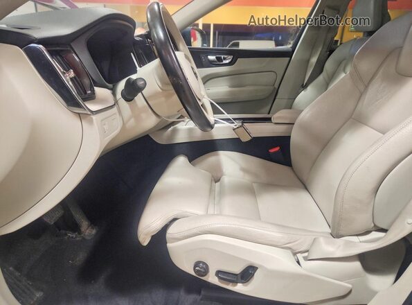 YV4102RL9J1027882 2018 VOLVO XC60 Синий Вид салона спереди