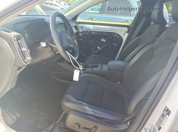 YV4162UK0L2176675 2020 VOLVO XC40 White Вид салону спереду