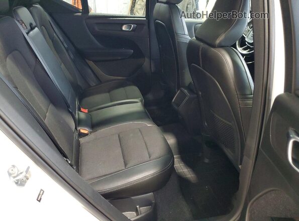 YV4162UK2L2204086 2020 VOLVO XC40 White Rear interior view
