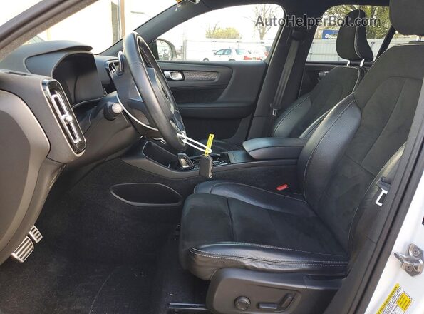 YV4162UM9K2150463 2019 VOLVO XC40 Белый Вид салона спереди