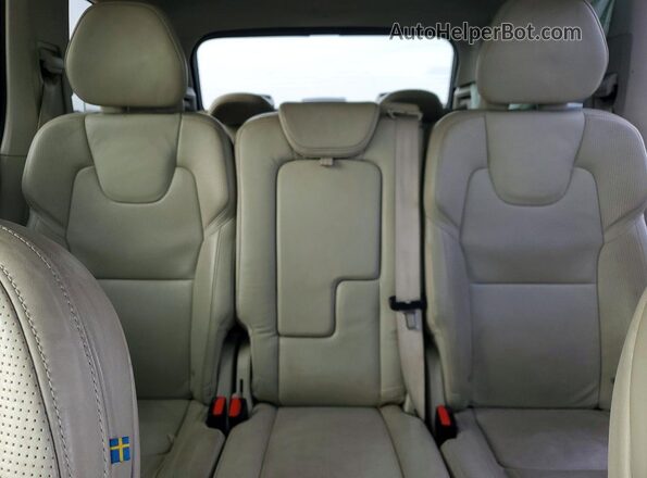 YV4A22PL7H1138003 2017 VOLVO XC90 White Vista de los asientos traseros