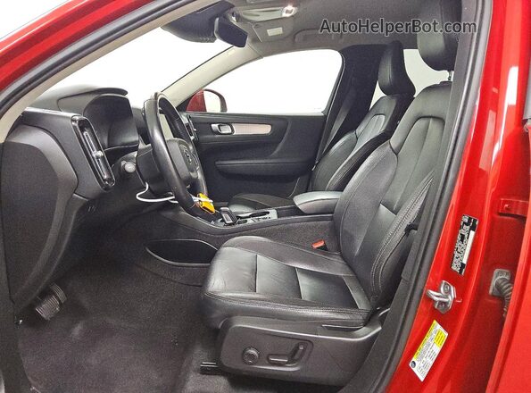 YV4AC2HK7M2590699 2021 VOLVO XC40 Red Front interior view