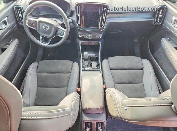YV4ED3GL1P2040353 2023 VOLVO C40 Серебряный Вид панели приборов