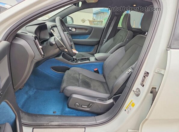 YV4ED3GL7P2053639 2023 VOLVO C40 White Front interior view