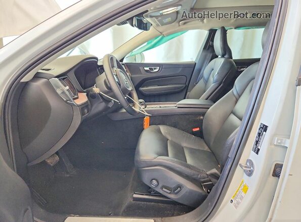 YV4L12RE3P1265923 2023 VOLVO XC60 White Вид салону спереду