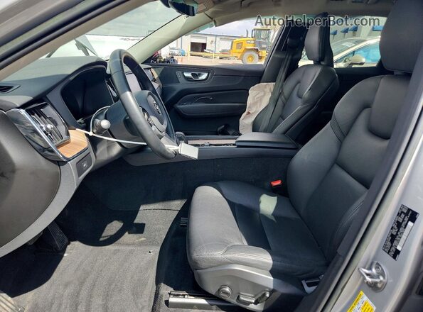 YV4L12RNXP1194963 2023 VOLVO XC60 Серебряный Вид салона спереди