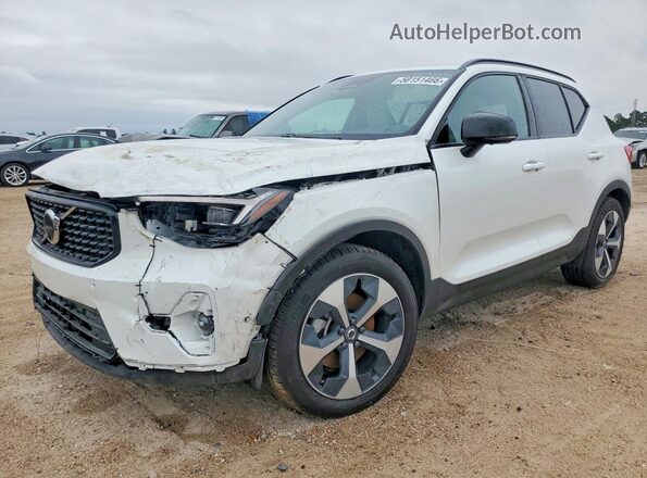 YV4L12UC0T2700326 2026 VOLVO XC40 Белый Передняя левая четверть