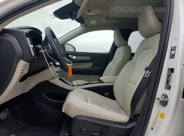 YV4L12UC0T2700326 2026 VOLVO XC40 Белый Вид салона спереди