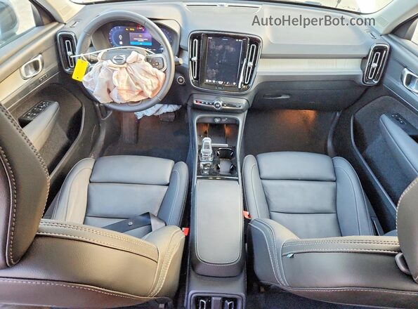 YV4L12UC5S2458650 2025 VOLVO XC40 Белый Вид панели приборов