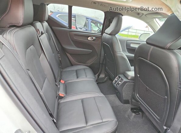 YV4L12UK5R2240175 2024 VOLVO XC40 White Вид задньої частини салону