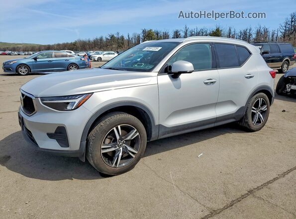 YV4L12UV2P2109728 2023 VOLVO XC40 Silver Vista tres cuartos delantera izquierda