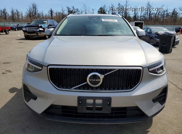YV4L12UV2P2109728 2023 VOLVO XC40 Silver Vista frontal
