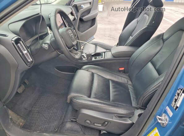 YV4L12UX2P2023689 2023 VOLVO XC40 Blue Vista interior delantera