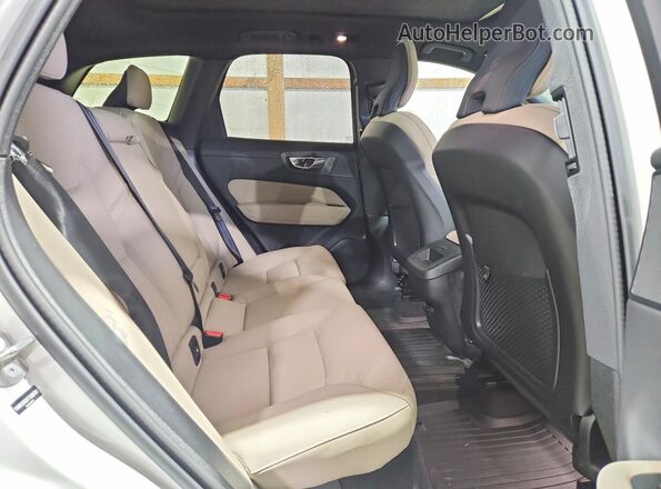 YV4M12RC6T1393702 2026 VOLVO XC60 White Vista interior trasera