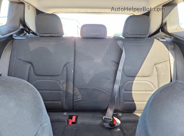 ZACNJABB2KPK85771 2019 JEEP RENEGADE Silver Вид задніх сидінь
