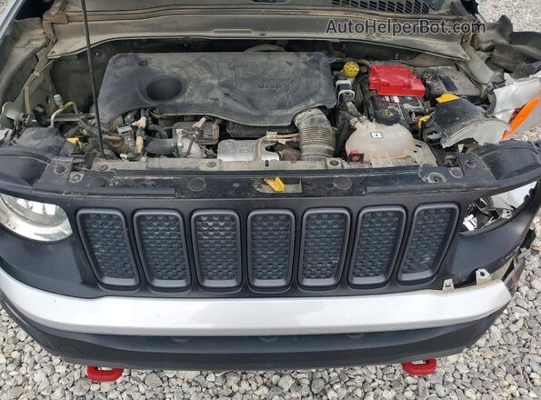 ZACNJBC13KPK25770 2019 JEEP RENEGADE Silver Вид задньої частини салону