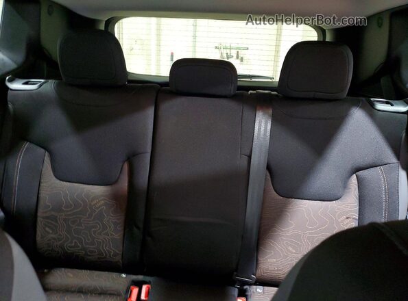 ZACNJDB10PPP61063 2023 JEEP RENEGADE White Widok tylnych siedzeń