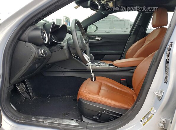 ZARFAMBN6N7654657 2022 ALFA ROMEO GIULIA Серебряный Вид салона спереди