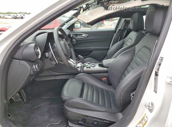 ZARFANBN2R7687876 2024 ALFA ROMEO GIULIA White Widok wnętrza z przodu