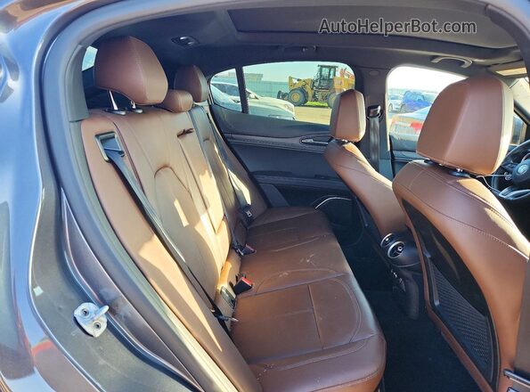 ZASPAKBNXN7D38995 2022 ALFA ROMEO STELVIO Gray Widok wnętrza z tyłu