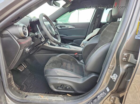ZASPATDWXR3039240 2024 ALFA ROMEO OTHER Gray Widok wnętrza z przodu