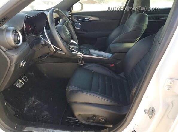 ZASPATDWXR3063845 2024 ALFA ROMEO OTHER White Widok wnętrza z przodu