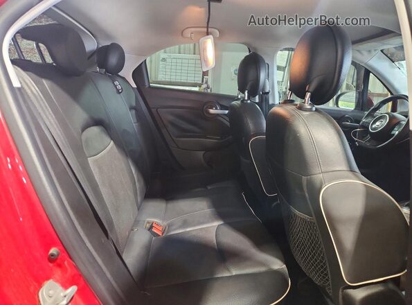 ZFBCFYCB1JP712147 2018 FIAT 500X Red Widok wnętrza z tyłu